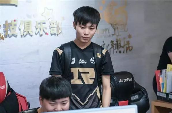 争抢篮板 争抢篮板